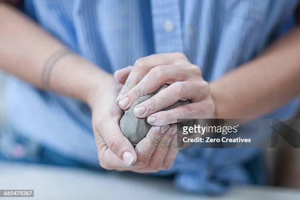female potters hands shaping clay in workshop - moldar - fotografias e filmes do acervo