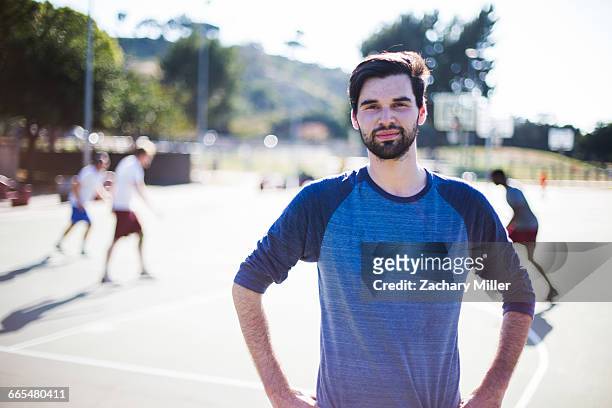 portrait of young man on basketball court - usa 2016 basketball man 個照片及圖片檔