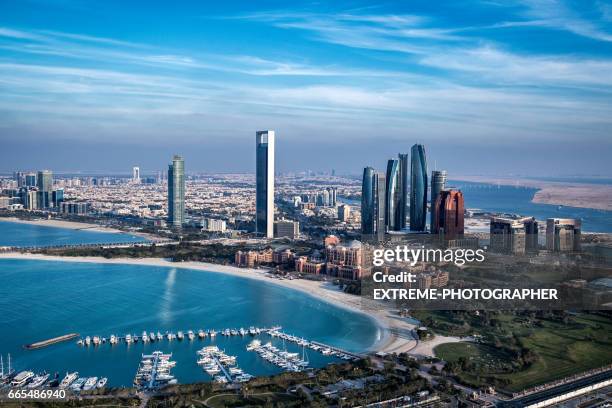 abu dhabi-bucht - corniche stock-fotos und bilder