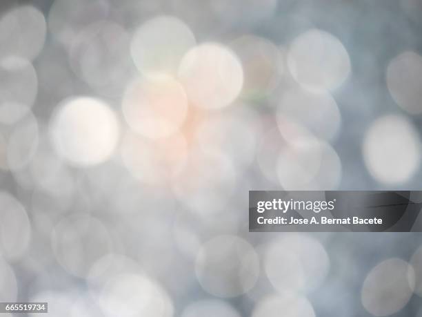 close-up of defocused light in the shape of circles - simetría stockfoto's en -beelden