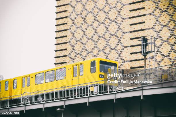 subway train at platform - metro platform stockfoto's en -beelden