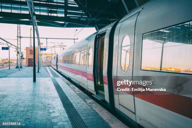 intercity-express (ice) train at platform - estación de metro fotografías e imágenes de stock