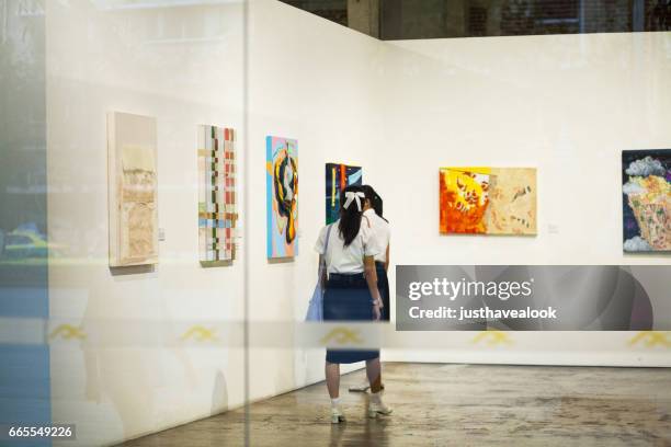 chicas de thi estudiante en sala de exposiciones de ratana - exposición fotografías e imágenes de stock