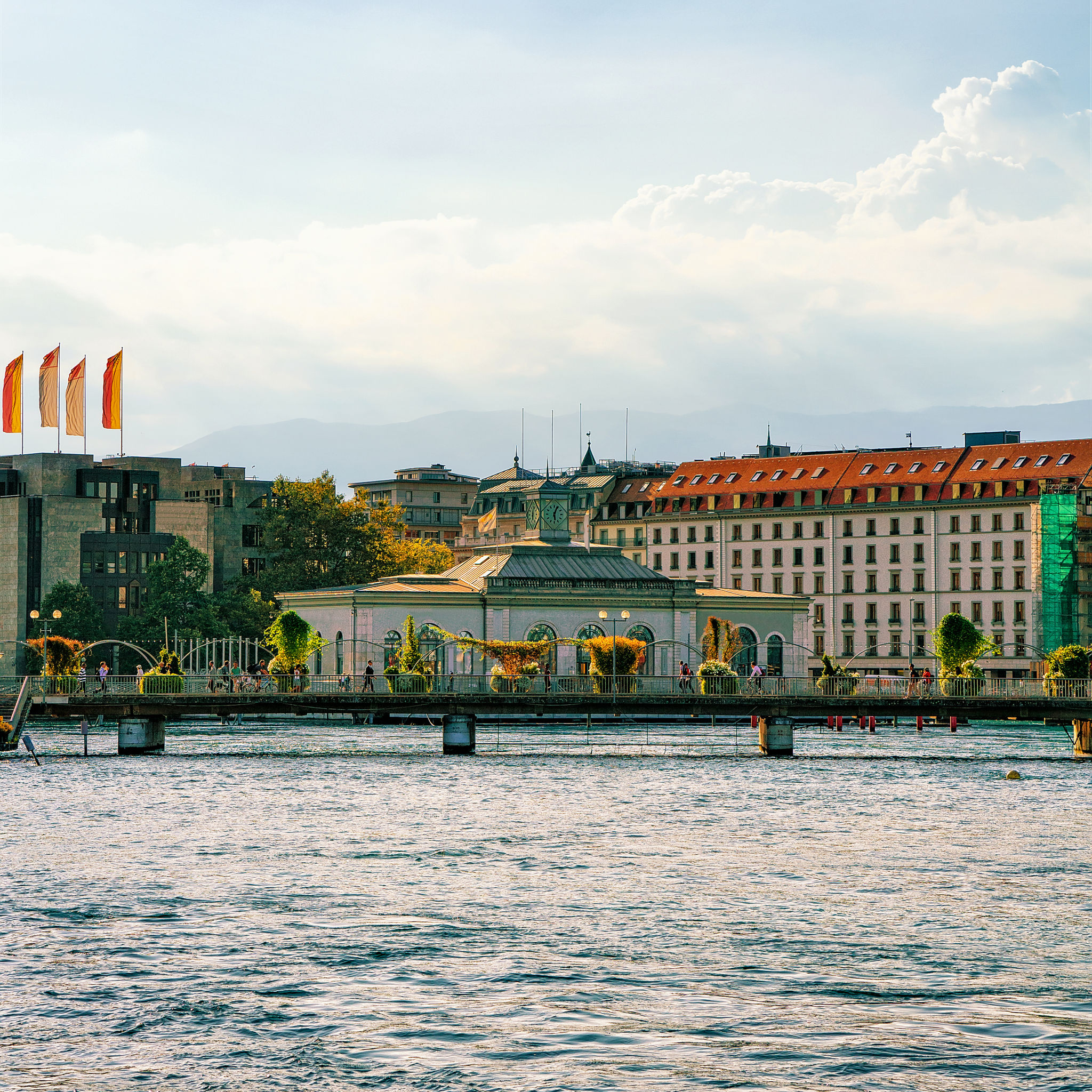 Pont de la Machine surplombant le lac de Genève Lake Pont de la Machine surplombant le lac de Genève Lake