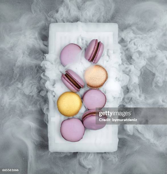 macarons mit trockeneis - nebelmaschine stock-fotos und bilder