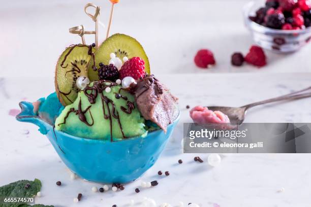 ice cream and fruits - coppa gelato 個照片及圖片檔