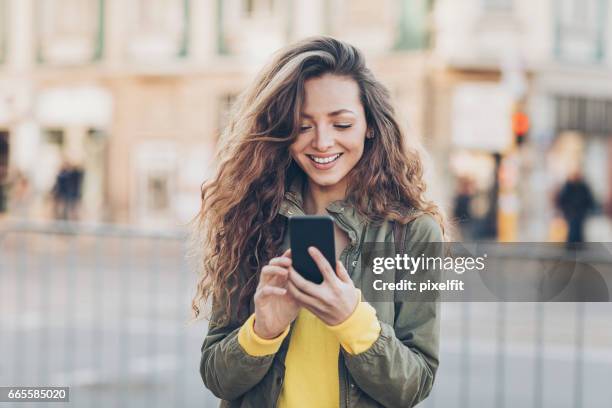 vacker flicka textning på gatan - european spring bildbanksfoton och bilder