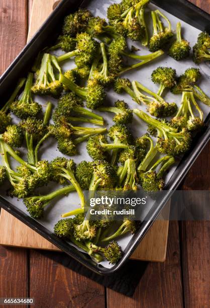 geroosterde broccoli - roasted stockfoto's en -beelden