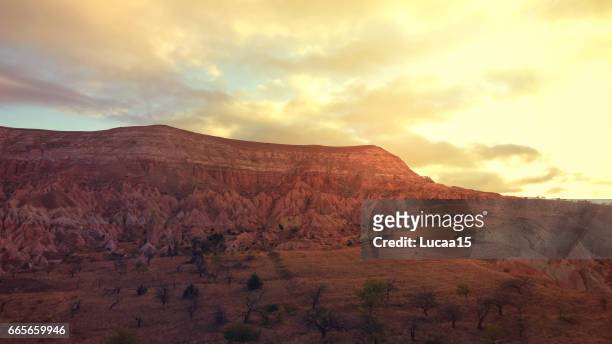landschaft von kappadokien - vulkanlandschaft stockfoto's en -beelden