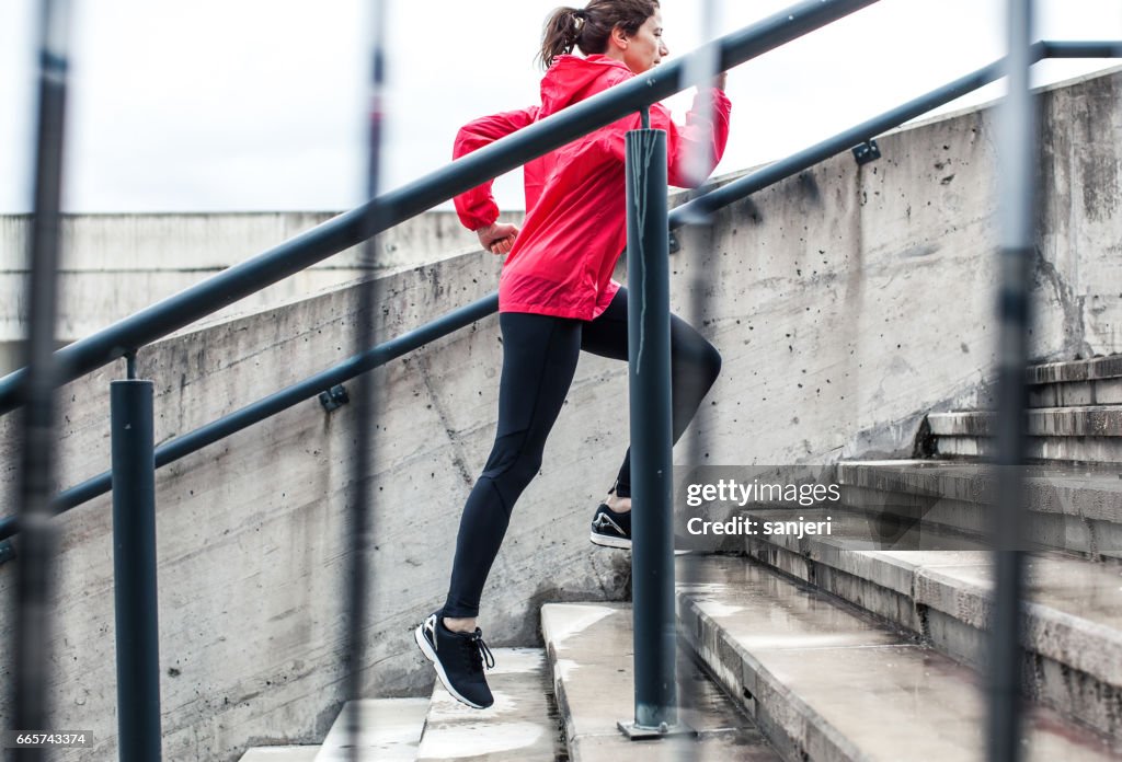 Frau läuft die Treppe hinauf
