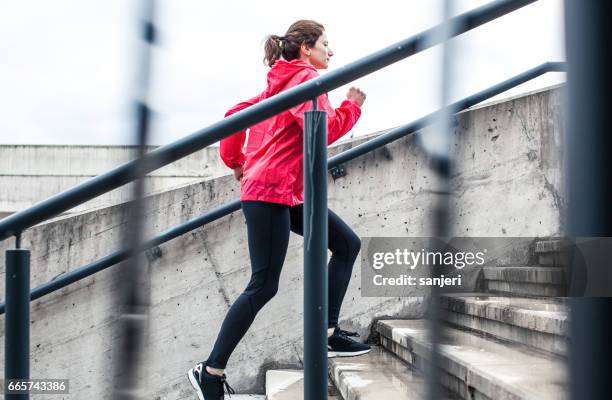 女人跑上樓梯 - metabolism 個照片及圖片檔