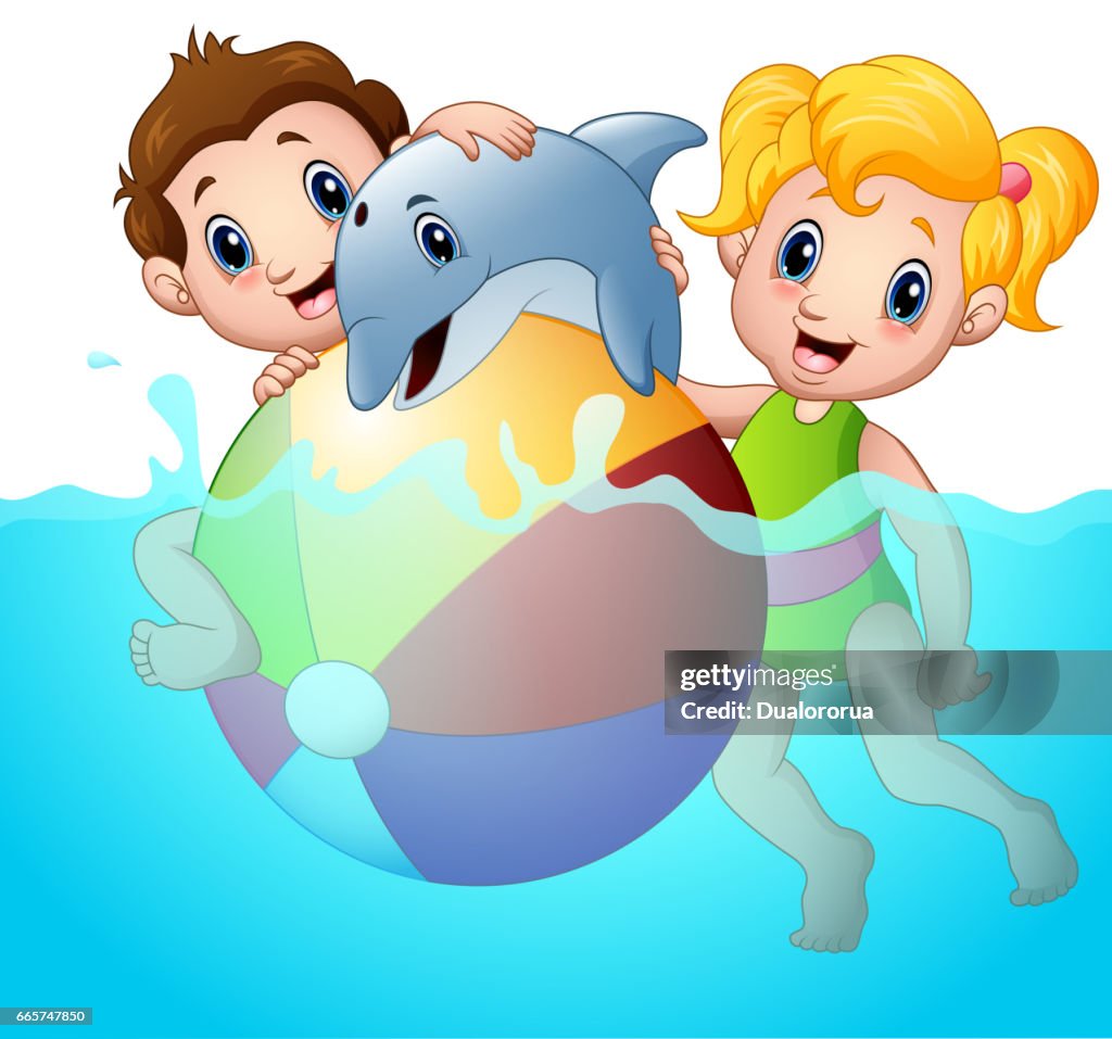 Dibujos Animados Niños Y Niñas Jugando A La Pelota De Playa Con Delfines En  El Agua Ilustración de stock - Getty Images