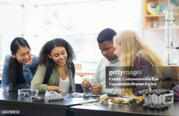 students working on circuit board in lab - science lab school stock-fotos und bilder