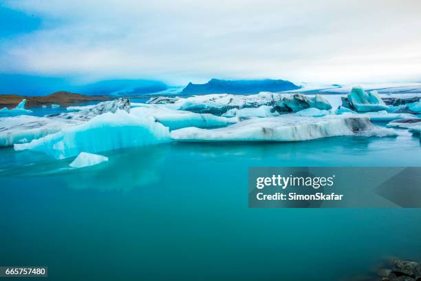 vue imprenable sur les icebergs dans la lagune de glacier - lagon bleu islande photos et images de collection
