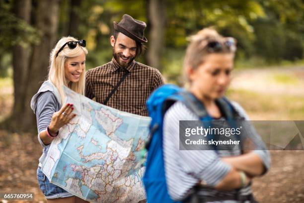 junge glückliche paar in der natur lesen einer karte zusammen. - orientierungslauf landkarte gruppe stock-fotos und bilder