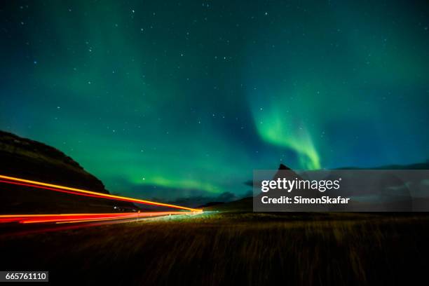 noorderlicht in ijsland met lichte trail - northern lights iceland stockfoto's en -beelden