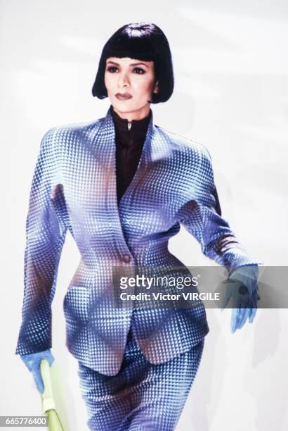 Model walks the runway at the Thierry Mugler Ready to Wear Fall/Winter 1989-1990 fashion show during the Paris Fashion Week in March, 1989 in Paris,...