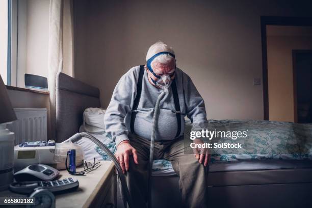 vieil homme à l’aide d’un examen médical, appareils respiratoires - équipement d'assistance respiratoire photos et images de collection