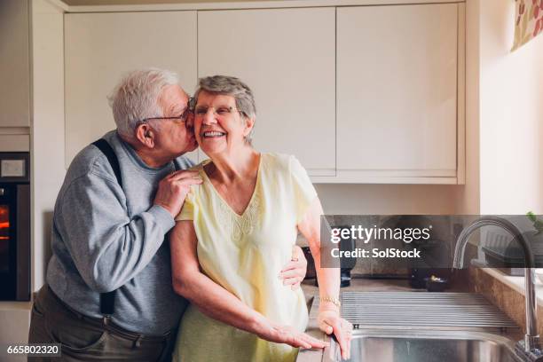 ¡nunca es demasiado viejo para un beso descarado! - snapshot of britain fotografías e imágenes de stock