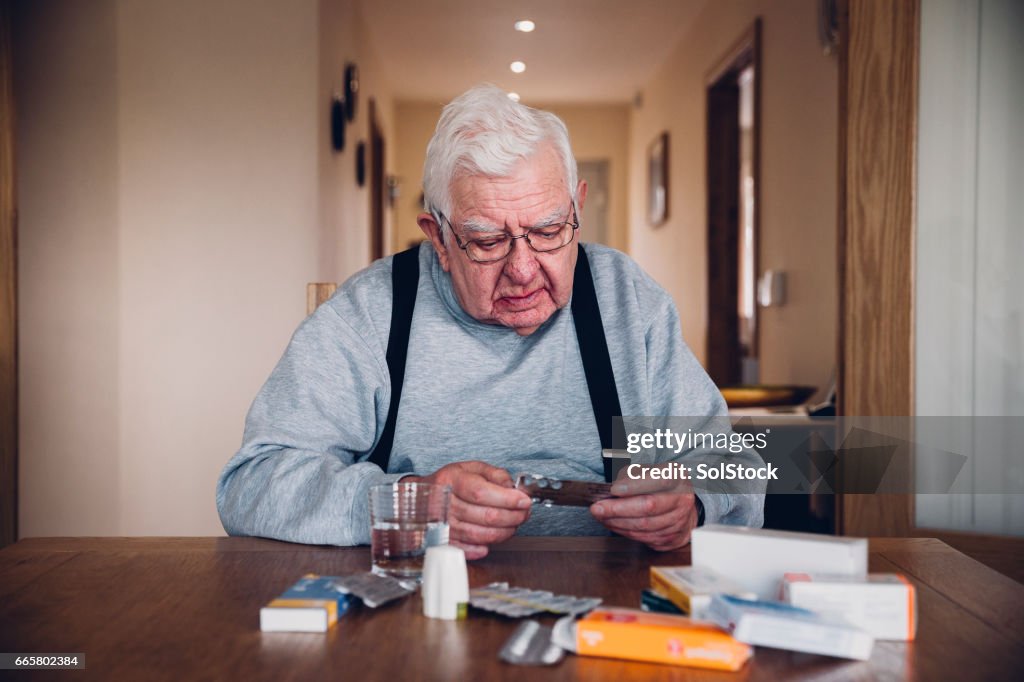 Vieil homme avec tous ses médicaments