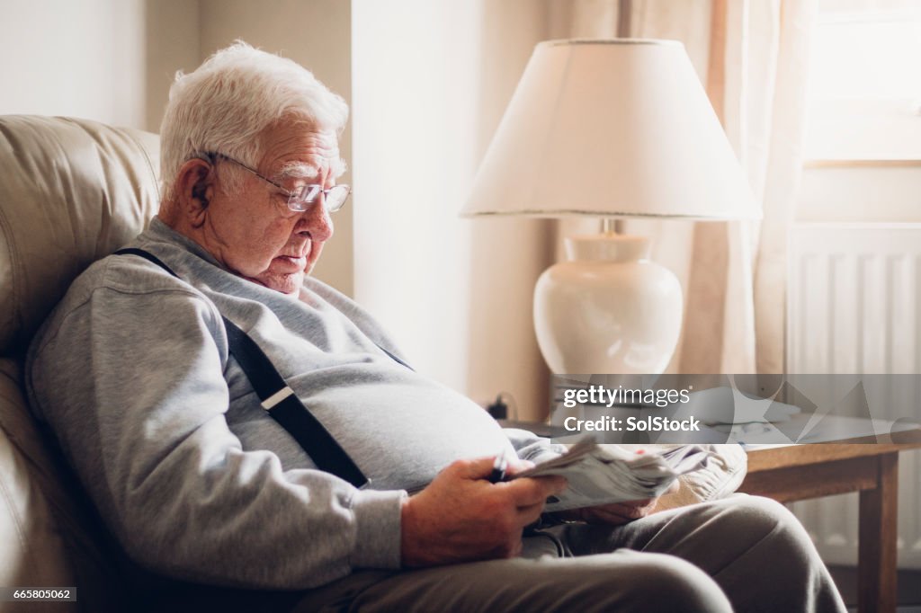 Senior Mann Lesung seine Zeitung