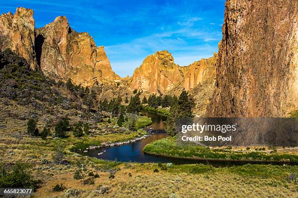 smith rock state park in central or - smith rock state park fotografías e imágenes de stock