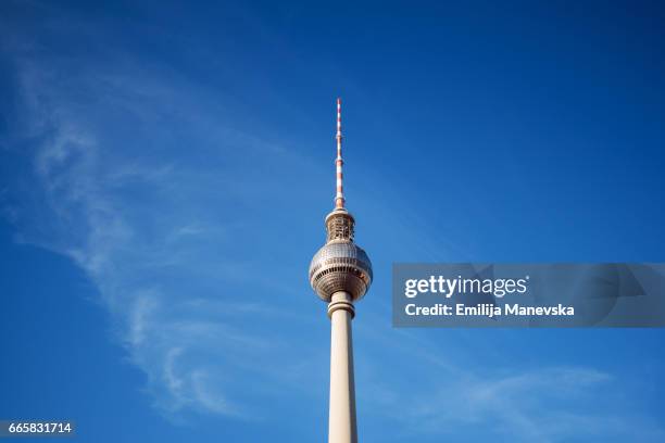 berlin skyline with tv tower, (fernsehturm) - television tower berlin stockfoto's en -beelden