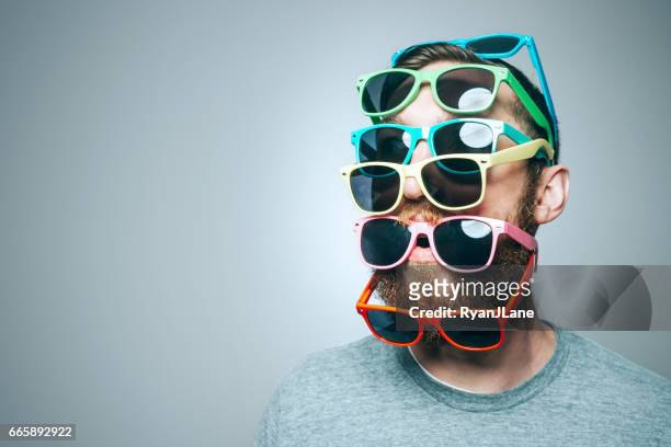 óculos de sol colorido retrato - óculos escuros acessório ocular - fotografias e filmes do acervo