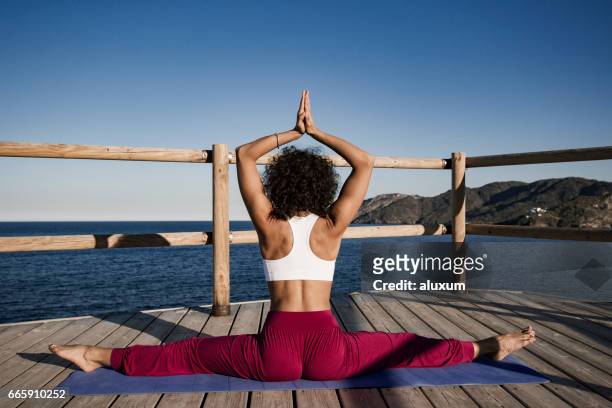 frau tun yoga-übungen im freien - cymbal water stock-fotos und bilder