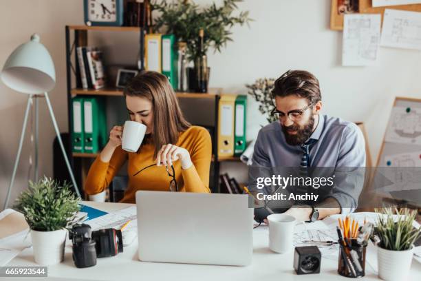 teenager ist eine tasse tee trinken und ihr kollege schaut sich den zeitplan in seinem planer - mobile phone edit stock-fotos und bilder