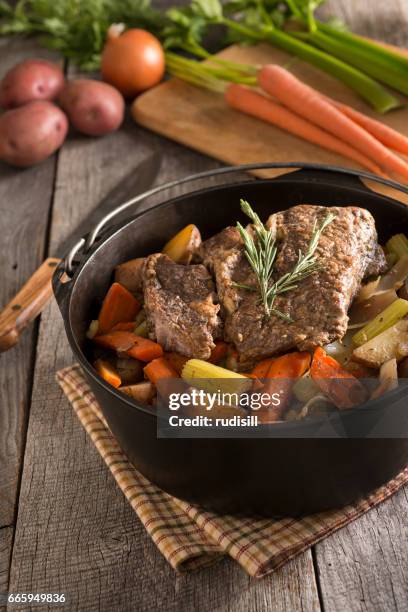pot roast - schmorbraten stock-fotos und bilder