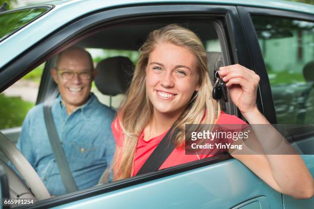 tiener student chauffeur rijden met volwassene, parent of vader in passagiersstoel - rijbewijs stockfoto's en -beelden