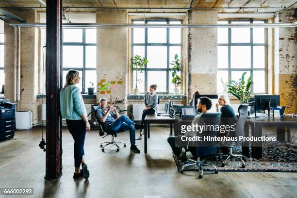 informal office meeting - unternehmer stock-fotos und bilder