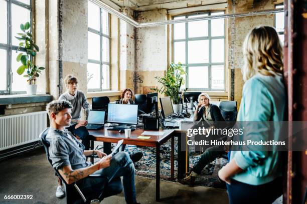 informal office meeting - start ups stock pictures, royalty-free photos & images