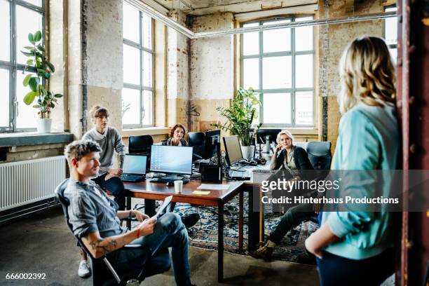 informal office meeting - startup 個照片及圖片檔