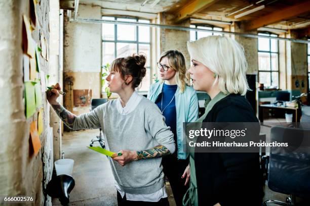 casual businesswomen having brainstorming - tempestade cerebral - fotografias e filmes do acervo