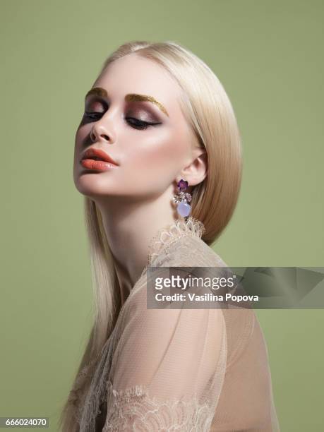 portrait of beautiful blonde woman - smokey eyeshadow foto e immagini stock