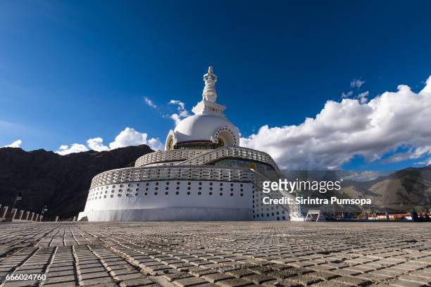 shanti stupa in leh, ladakh, india - tempel shanti stupa stock-fotos und bilder