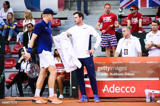 Kyle Edmund and coach of Great Britain Leon Smith during the Davis Cup match, quarter final, between France and Great Britain on April 7, 2017 at...