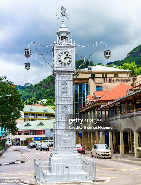 torre del reloj en victoria - victoria seychelles fotografías e imágenes de stock