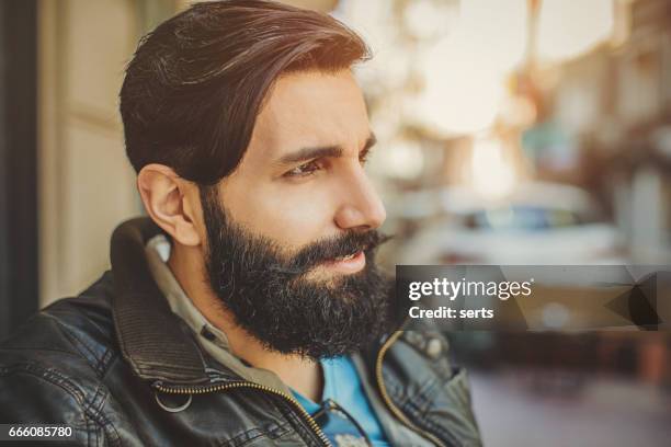 portret van gelukkige jonge man met lange baard - long beard stockfoto's en -beelden