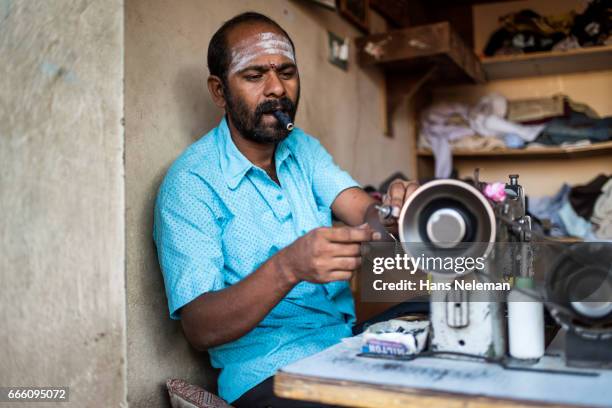 craftsman using sewing machine to stitch clothes - tamil nadu foto e immagini stock