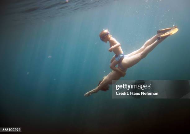 underwater view of boy and mother diving - russian mature women 個照片及圖片檔