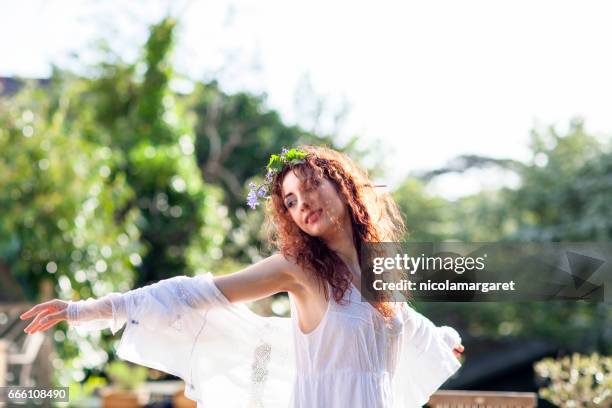 mujer hermosa joven en sol - nicolamargaret fotografías e imágenes de stock