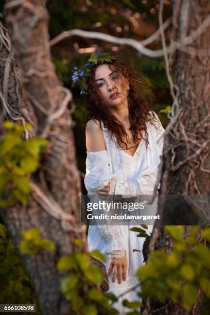 mujer hermosa joven en el bosque - nicolamargaret fotografías e imágenes de stock