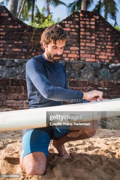 man with surfboard - kerala surf stockfoto's en -beelden