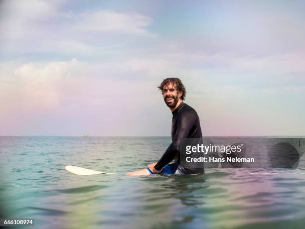 man surfing - kerala surf foto e immagini stock