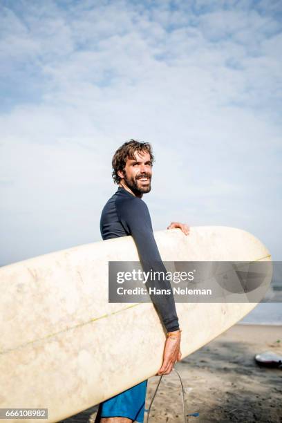 man with surfboard - kerala surf stockfoto's en -beelden