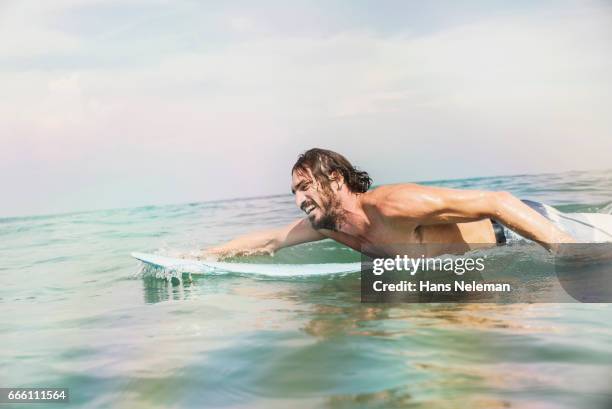 man surfing - kerala surf stockfoto's en -beelden