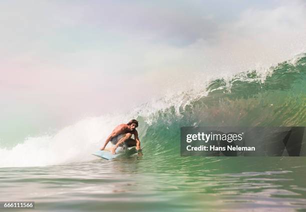 man surfing - kerala surf stockfoto's en -beelden